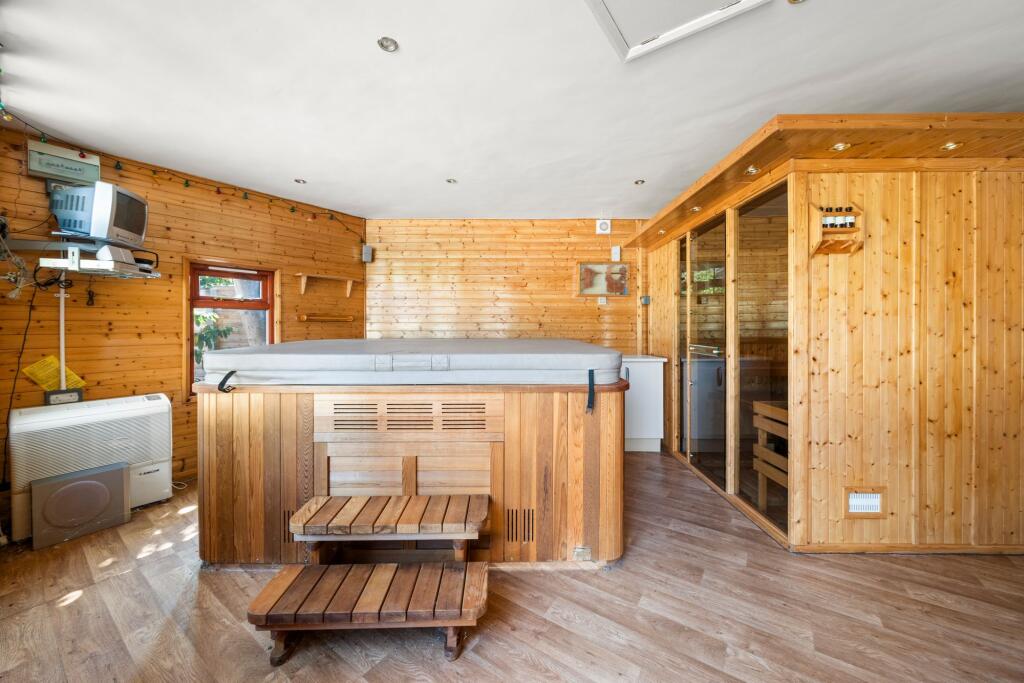 House in Kingston upon Thames - More