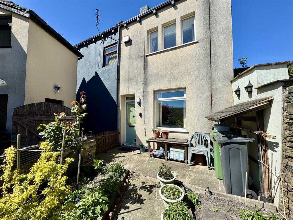 1-bed house on Fenay Lane, Almondbury, Huddersfield, HD5 8UN, £95,000