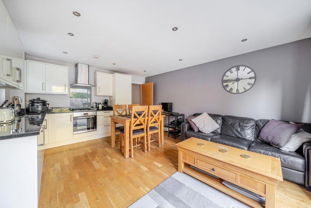 Apartment in Runnymede, Surrey - View 5