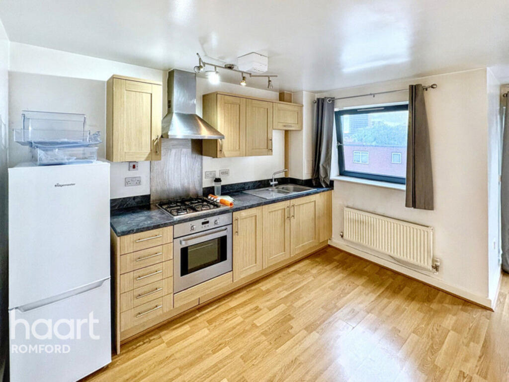 Fern Court, Romford, RM7 7LP photo 4