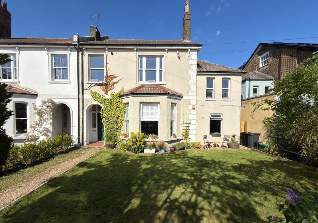 Main image of property: Flat 4, 15 Thornsett Road, Penge, London, SE20 7XB