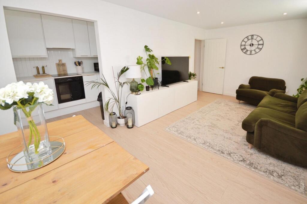 Apartment in Hoo St Werburgh, Medway - More