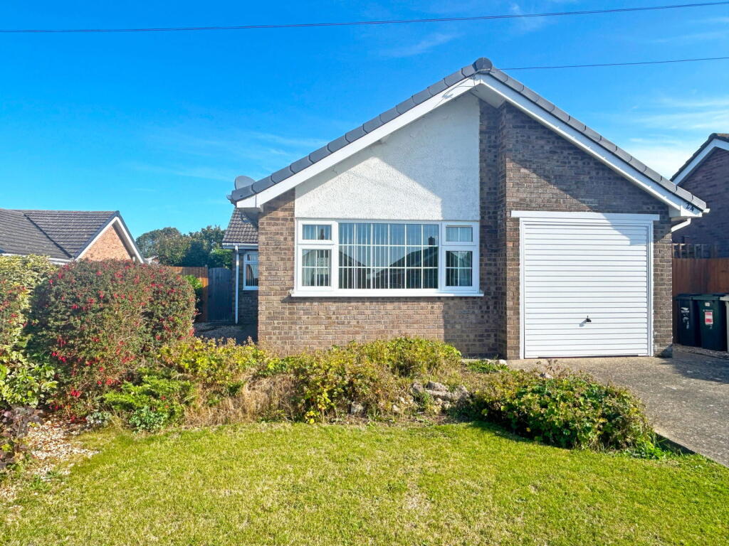 3-bed bungalow on Elm Crescent, Burgh Le Marsh, Skegness, Lincolnshire, PE24 5EG, £225,000