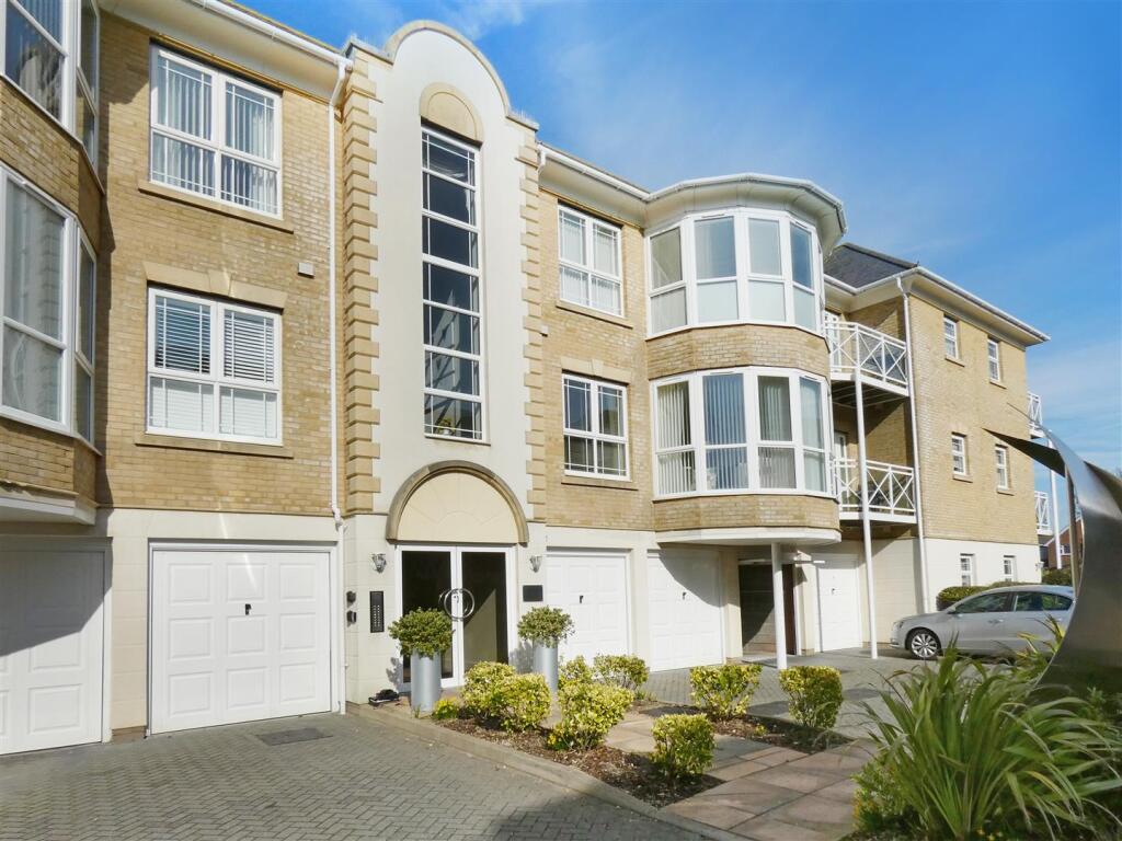 2-bed flat on Harsfold Close, Rustington, £350,000