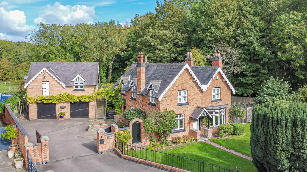 5-bed detached on Branston Road, Tatenhill, Burton-on-Trent,, £799,950