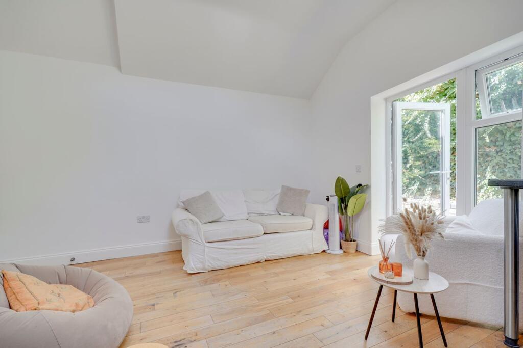 Apartment in East Hertfordshire, Hockerill, Bishop's Stortford - View 4