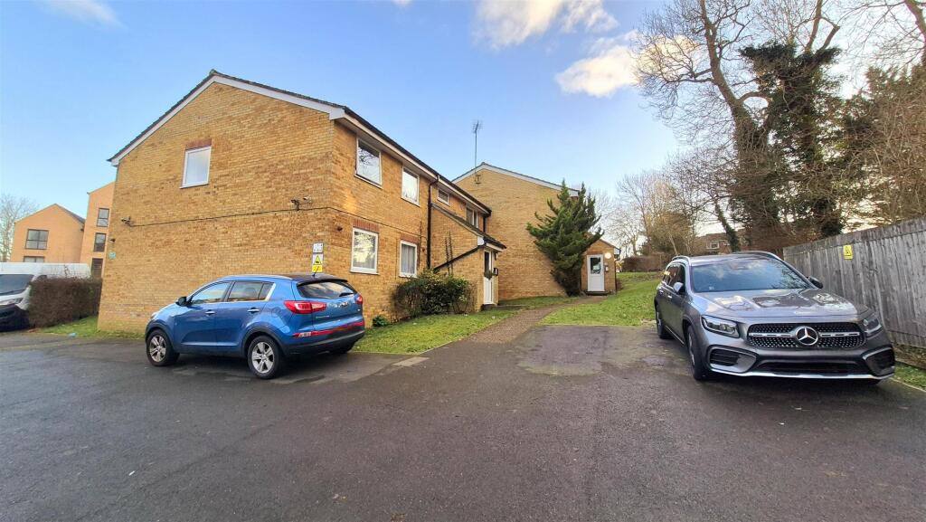 Apartment in Hemel Hempstead - View 2