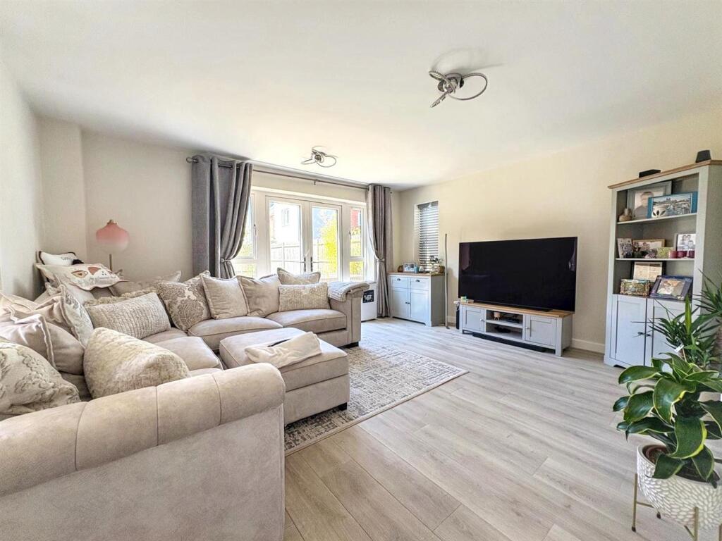 House in Wealden, Polegate - More