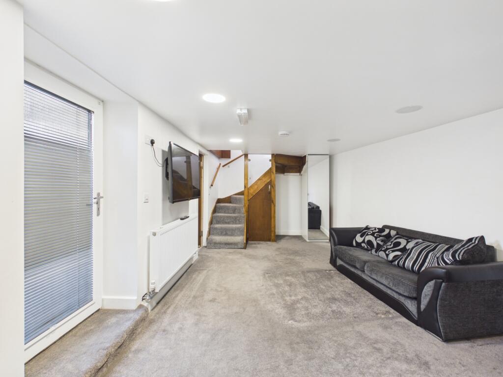 House in Huddersfield - View 5