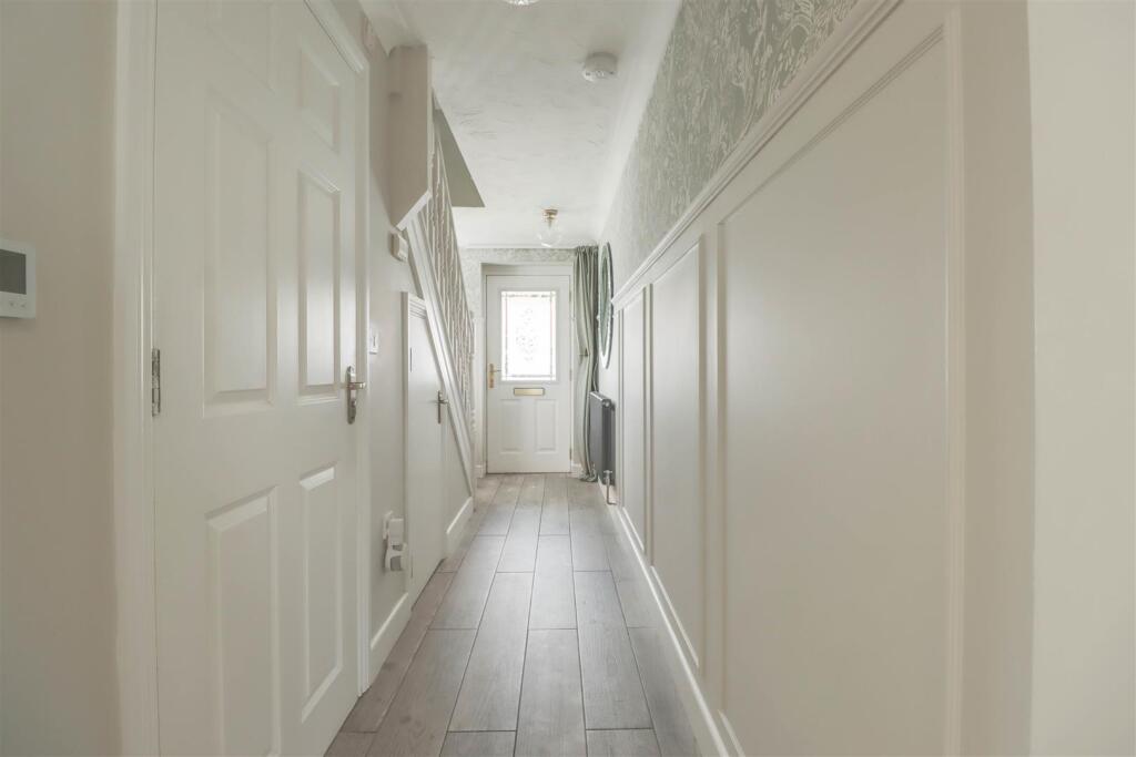 House in Basildon, Wickford - More