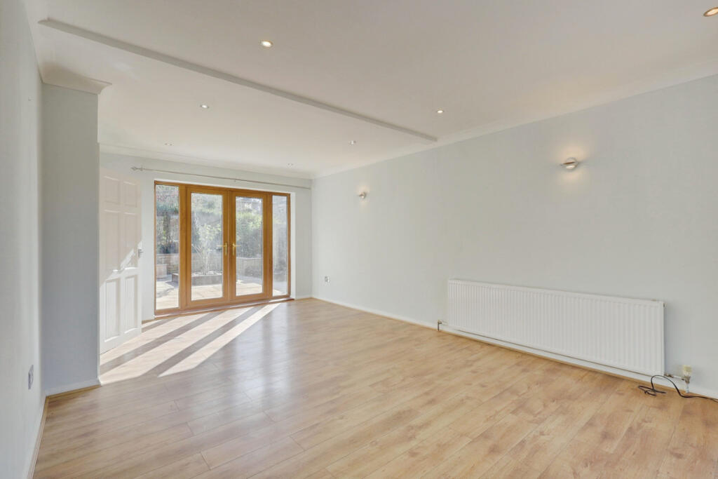 House in Castle Point, South Benfleet - View 4