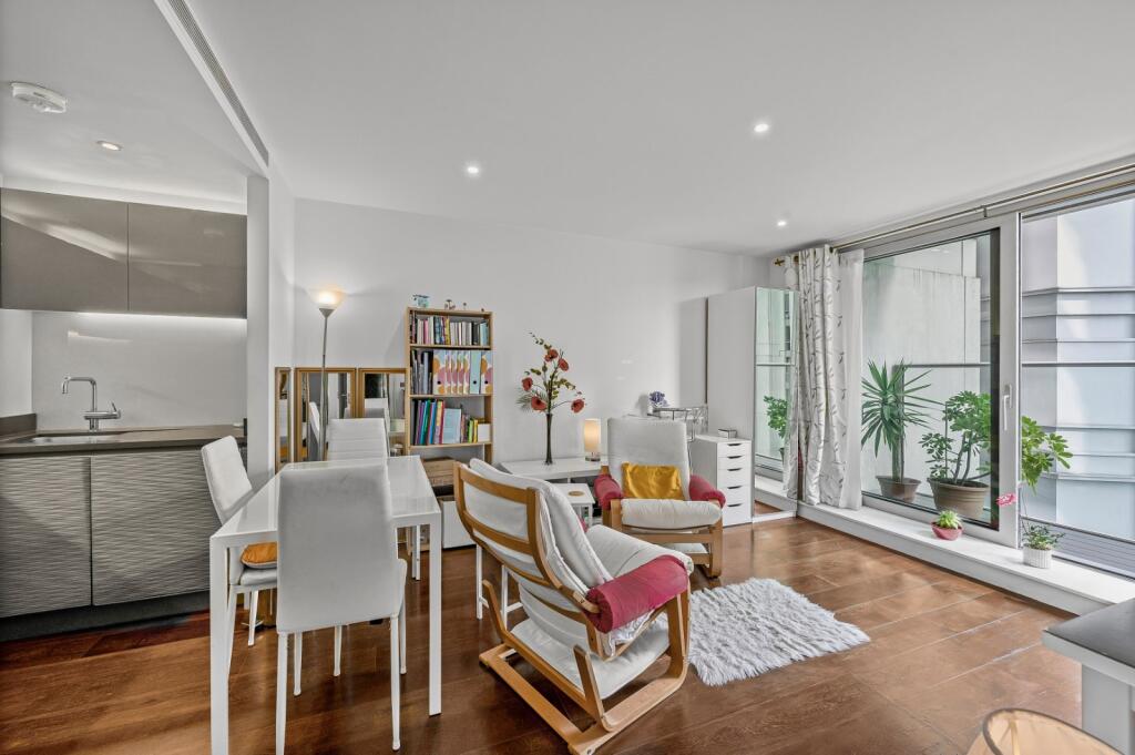 Pan Peninsula Square, Millwall, E14 - More