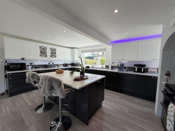 MODERN FITTED KITCHEN