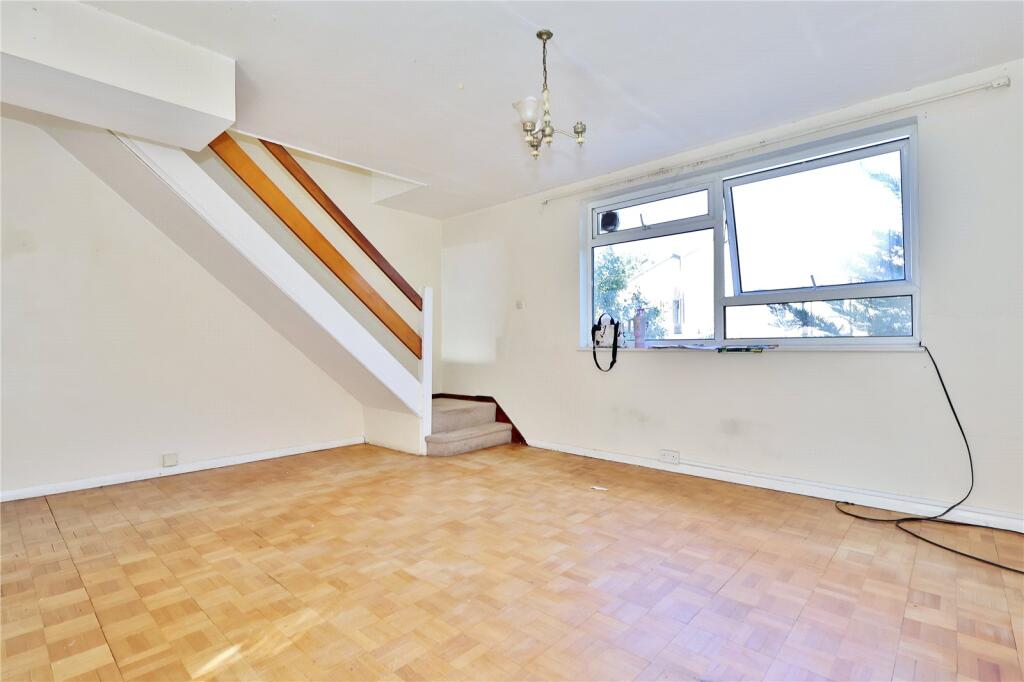 Woodlands Court, Woking, Surrey, GU22 photo 4