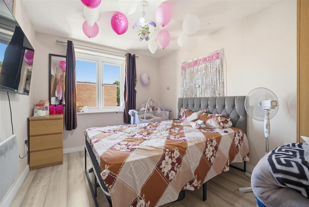 Apartment in Slough - View 5