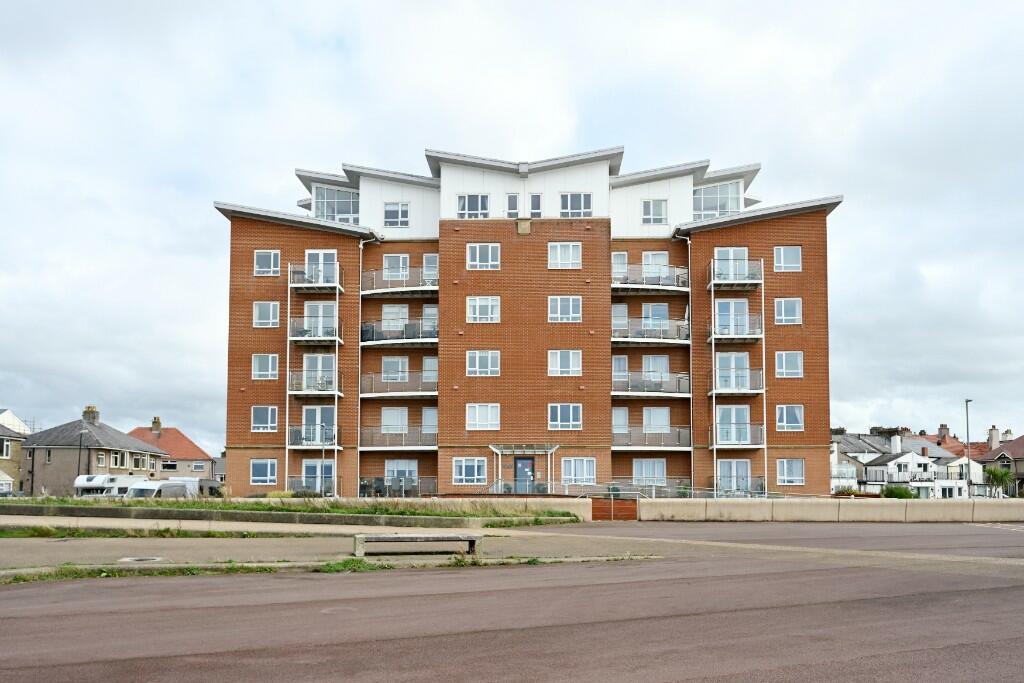 1-bed flat on Sandylands Promenade, Morecambe, LA3, £93,000