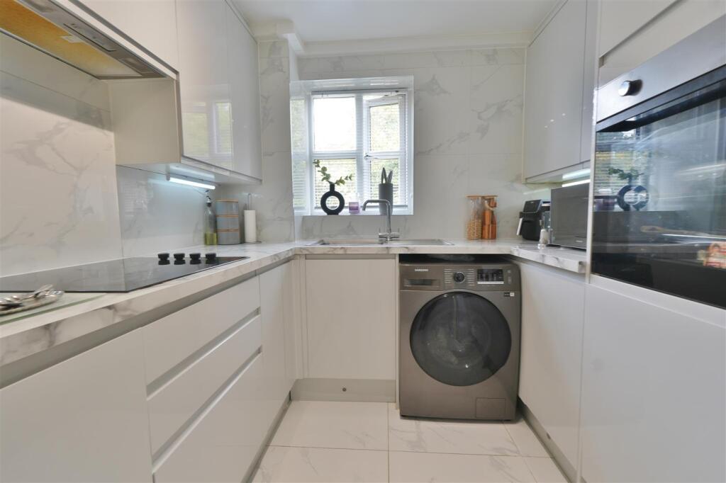 Lovegrove Drive, Slough photo 3