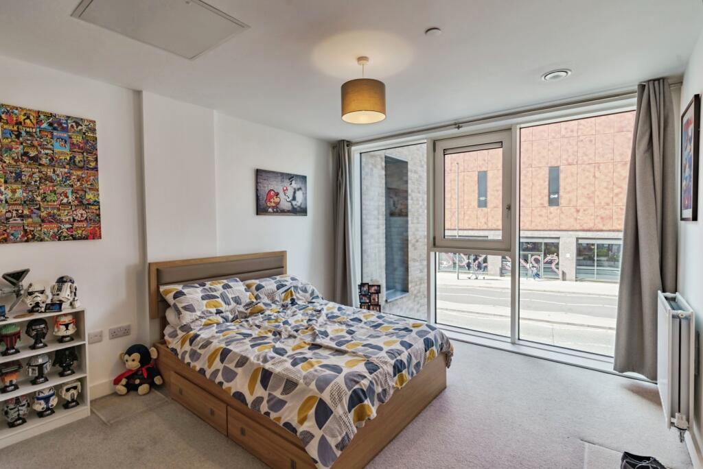 Apartment in Reigate and Banstead, Earlswood - More