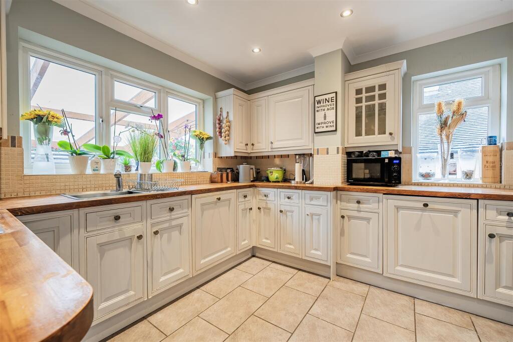 Lower Kingswood, Tadworth, Surrey photo 2