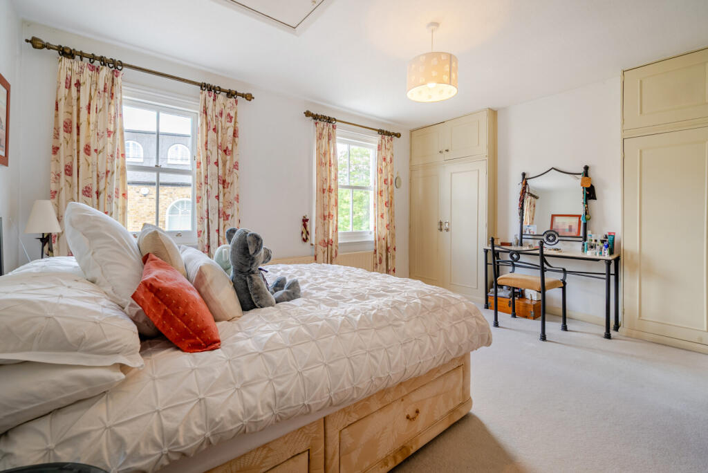 House in Kingston upon Thames - More