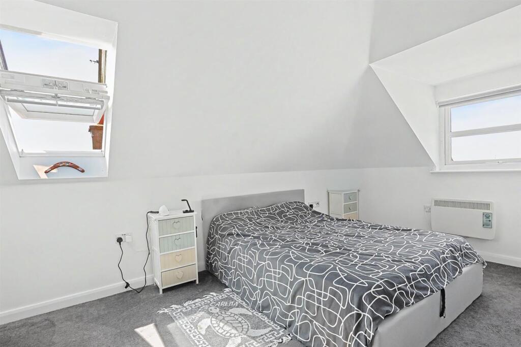 Apartment in Southend-on-Sea - More