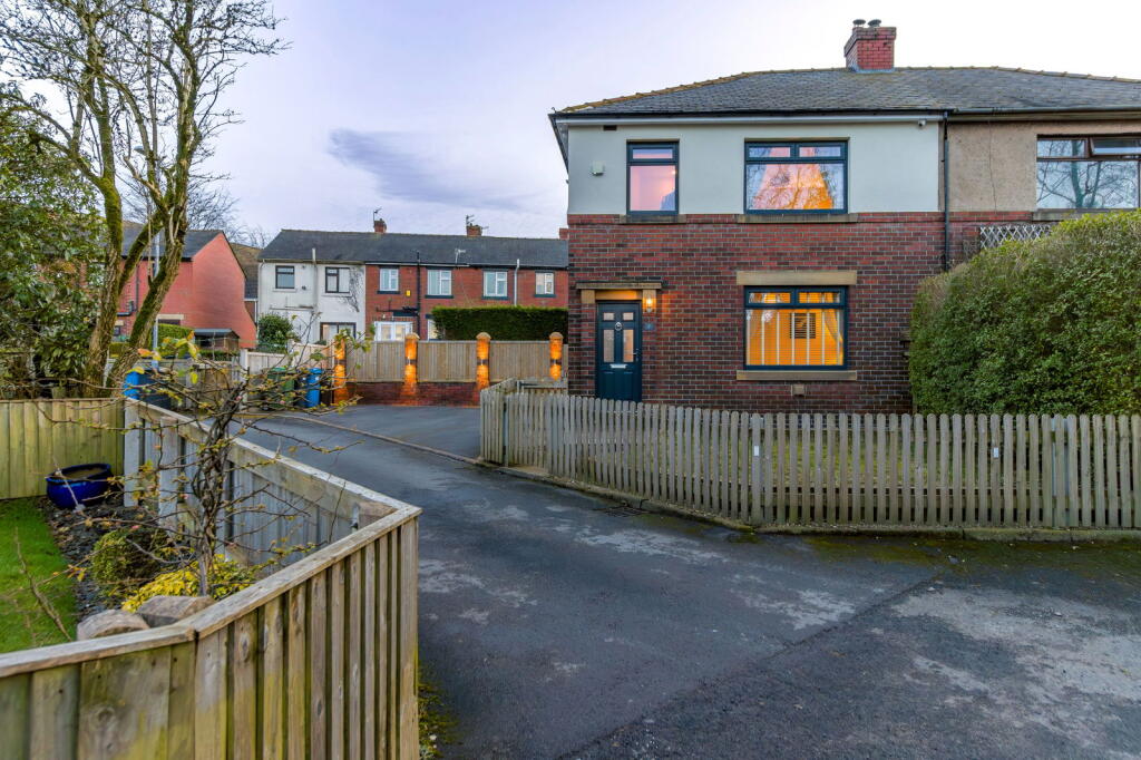 Warlow Drive, Oldham, OL3 7HE photo 4