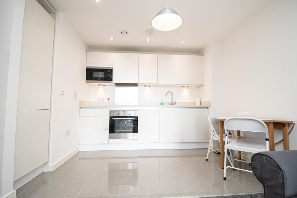 Apartment in Cardiff, Grangetown - More
