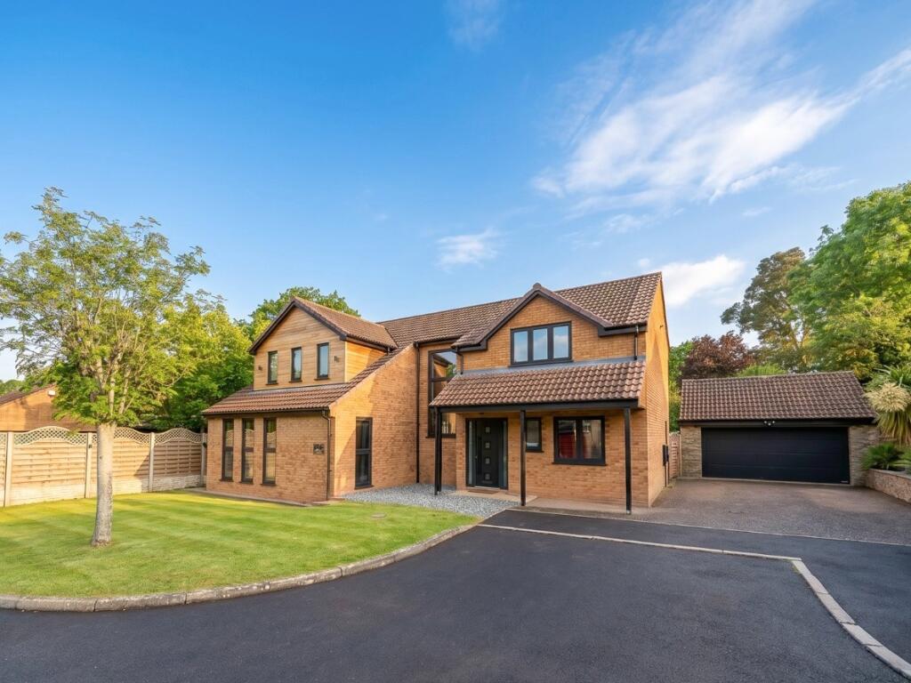 Bespoke Four/Five Bedroom Detached Family Home Complete With 250 ft. Garden photo 2