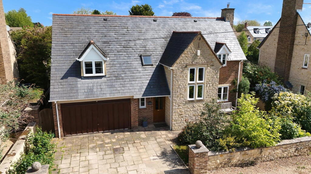 Main image of property: Abingdon Road, Standlake, Witney, OX29 7RL