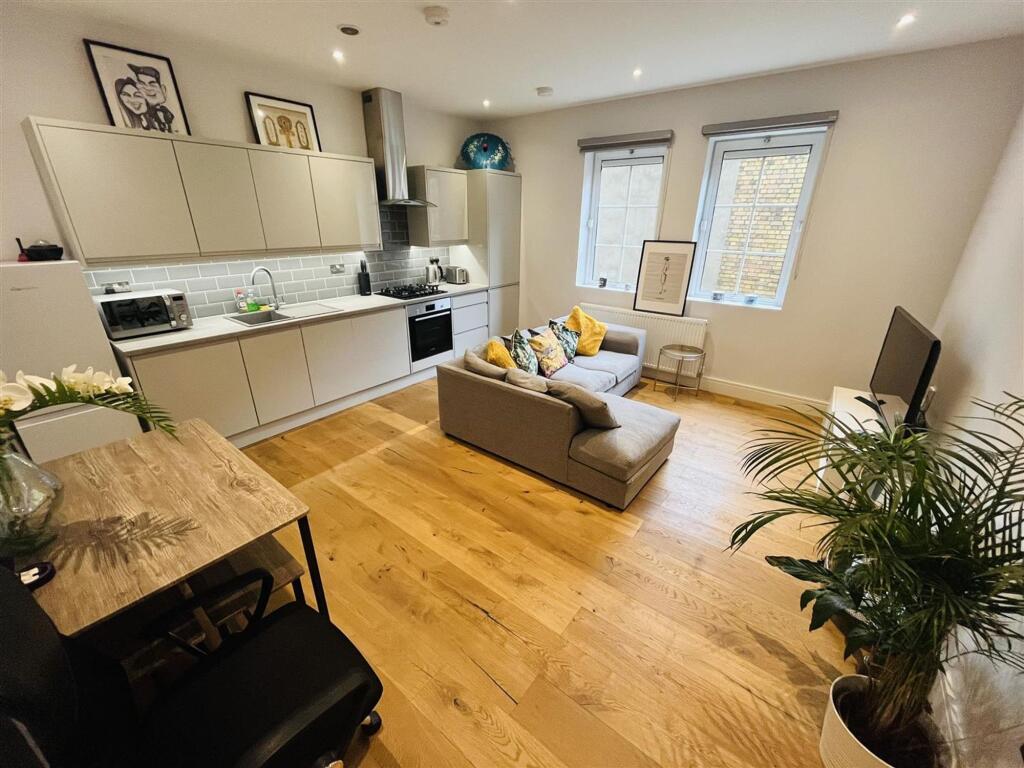 Main image of property: Newfoundland Circus, Bristol, BS2