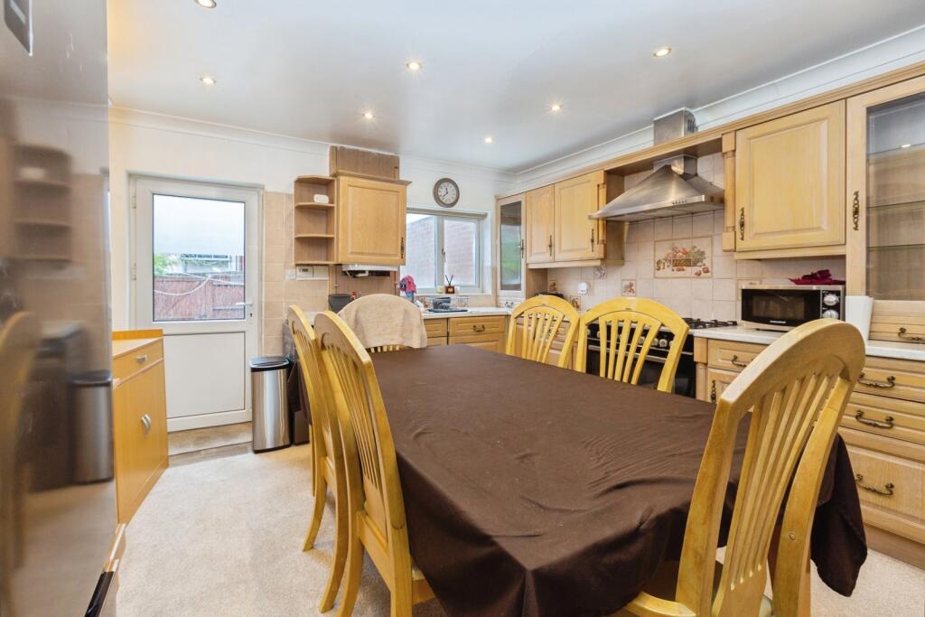 House in Aylesbury, Buckinghamshire - View 5
