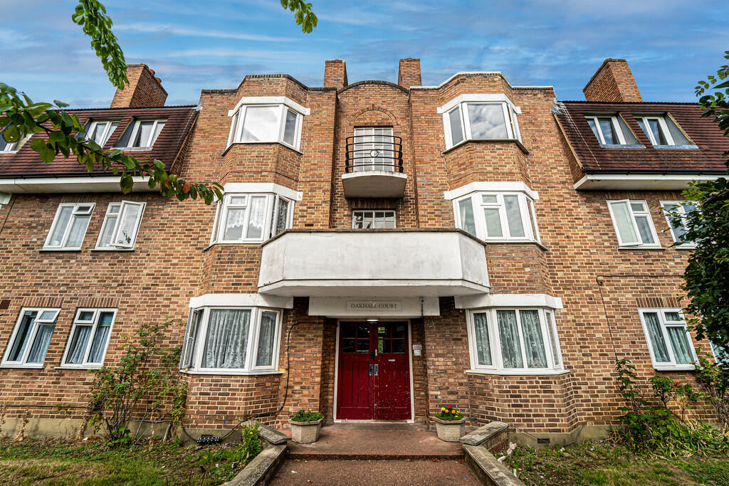 Oakhall Drive, Sunbury-on-Thames photo 3
