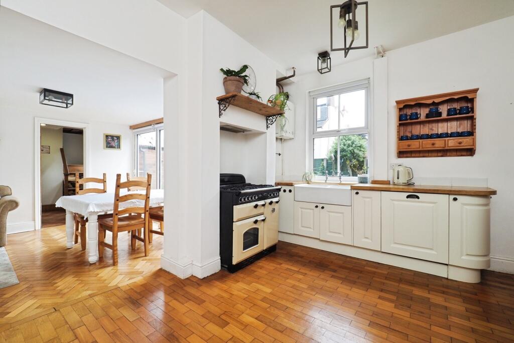 House in Nottingham, Beeston - More