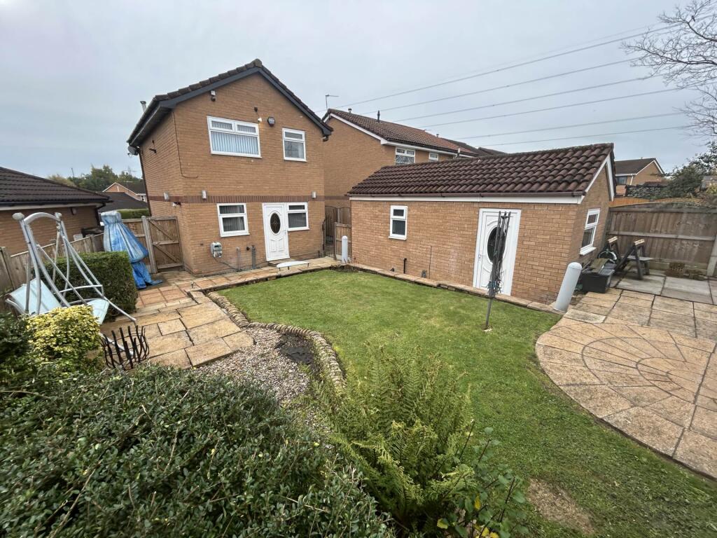 14 Ferndown Avenue, Chadderton, Oldham, OL9 9UR photo 2