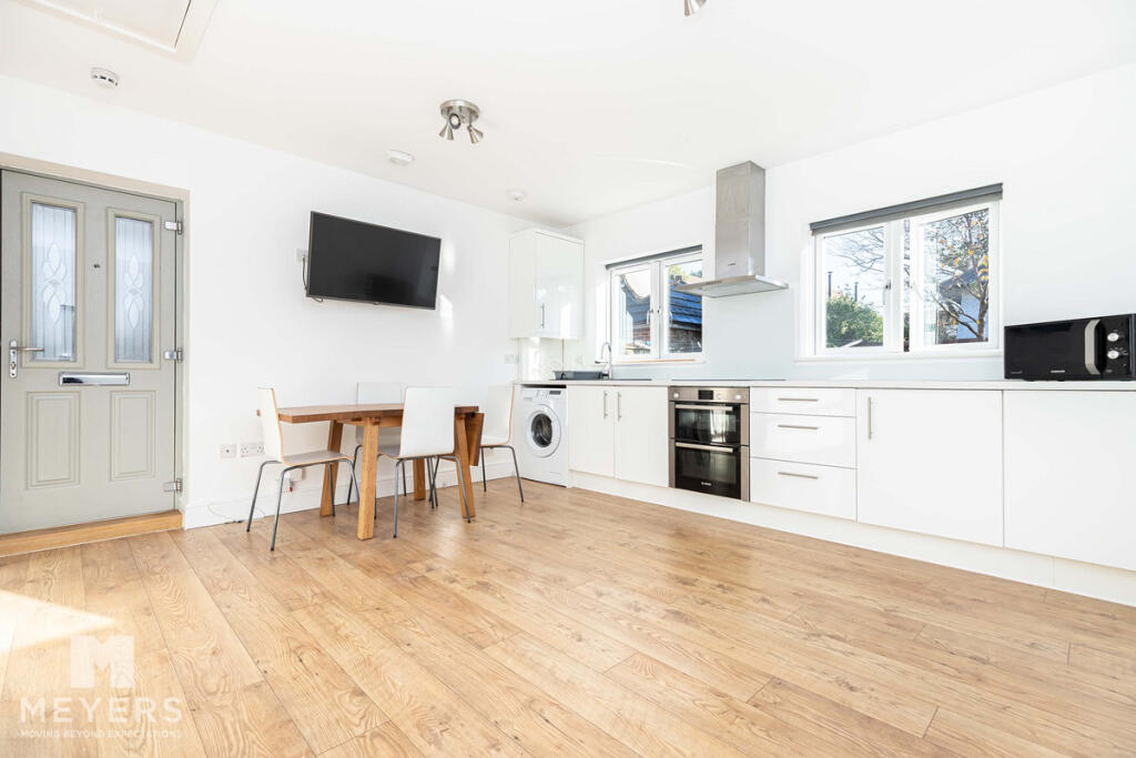 Apartment in Bournemouth, Boscombe - View 2