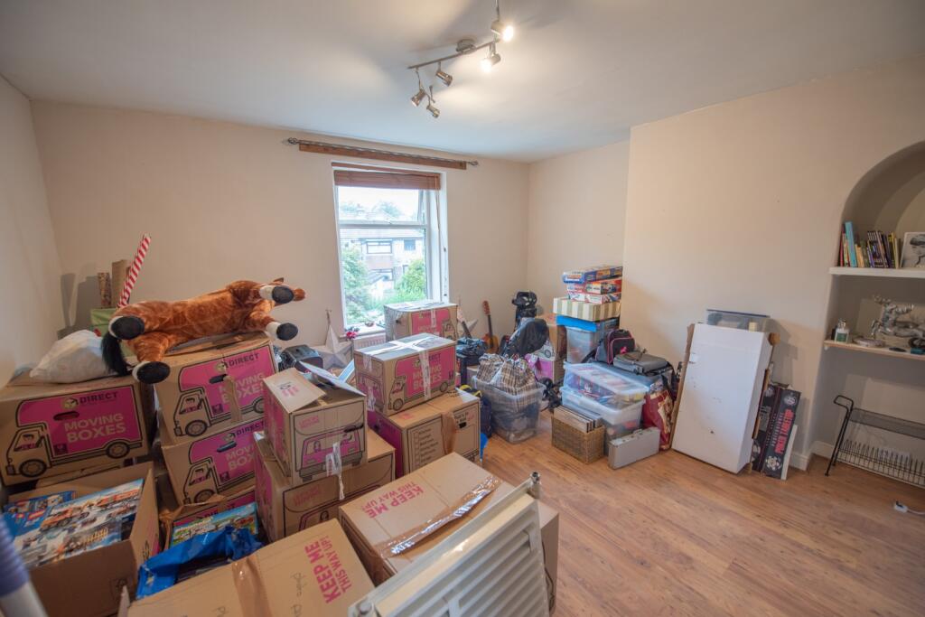 House in Bradford, Steeton with Eastburn - More