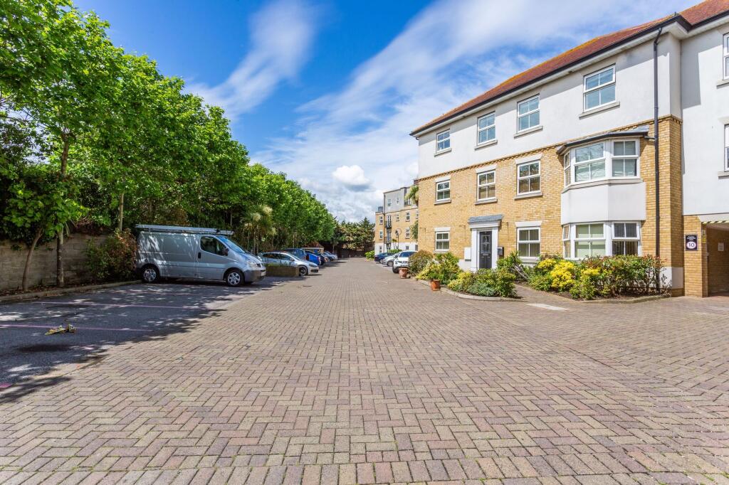 Apartment in Southend-on-Sea - View 2