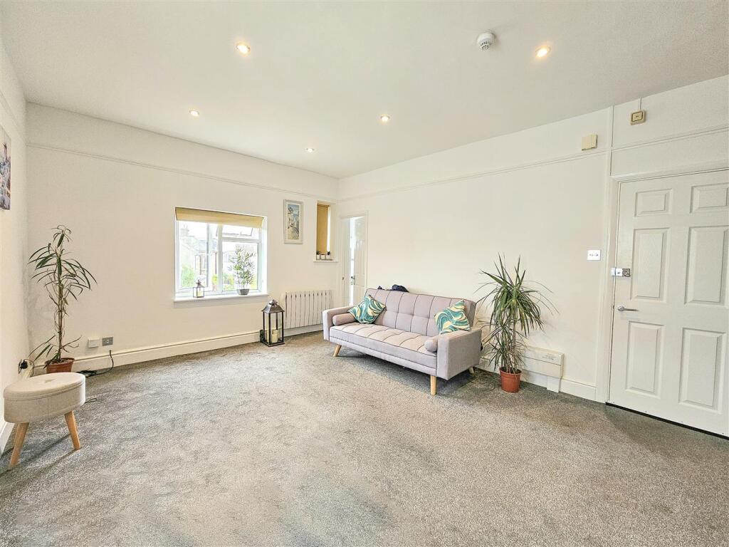 Hurst Road, Eastbourne BN21 2PL photo 2