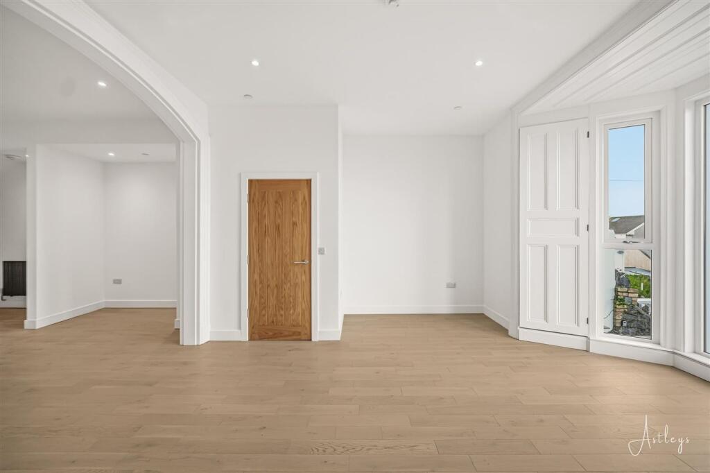 Apartment in Mumbles, Oystermouth - More