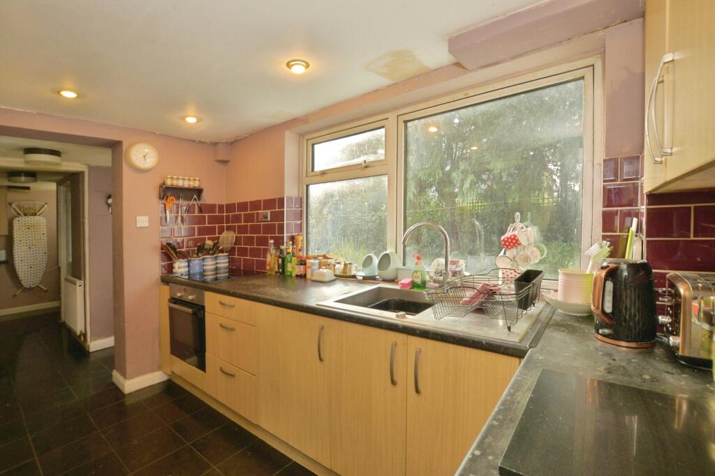 Faversham Road, Kennington, Ashford, Kent, TN24 photo 4