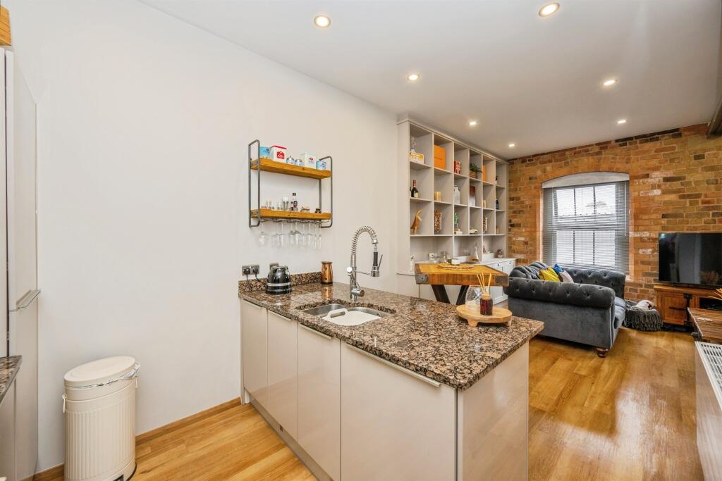 Apartment in Lichfield, The Shires Industrial Estate - More