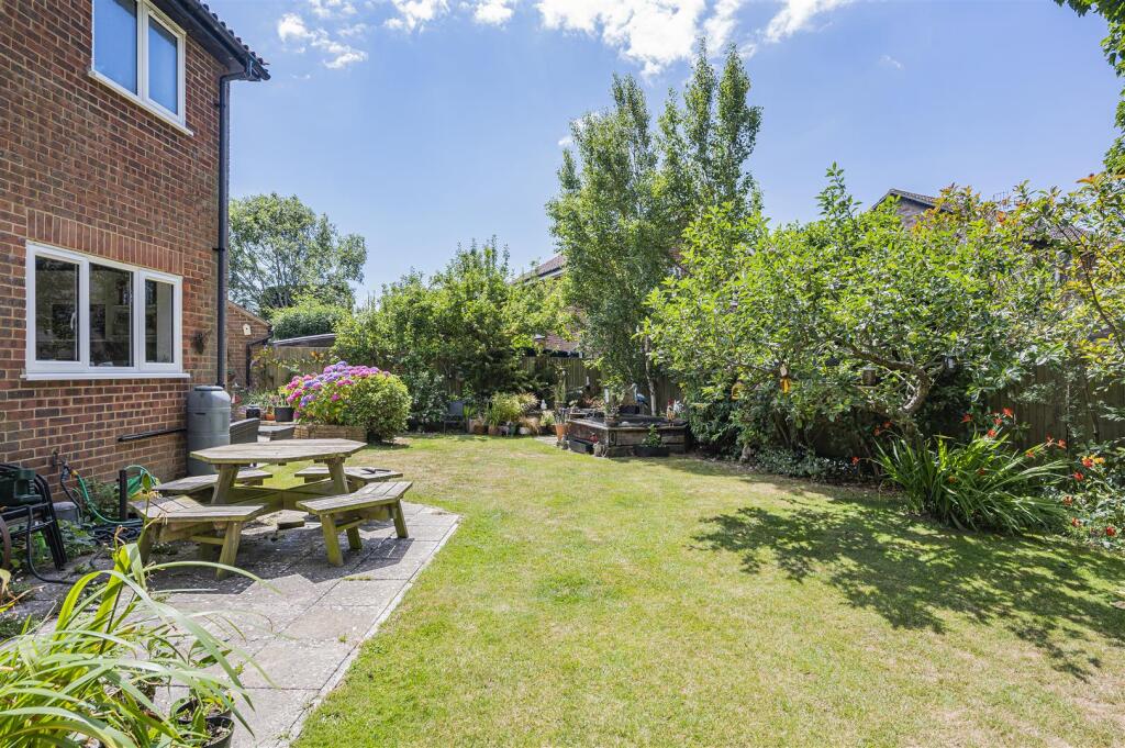 Rugby Close, Seaford photo 4