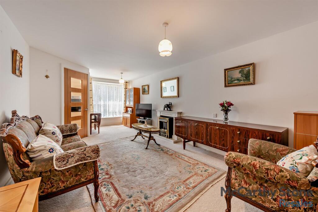 Apartment in Eastbourne, East Sussex - View 2