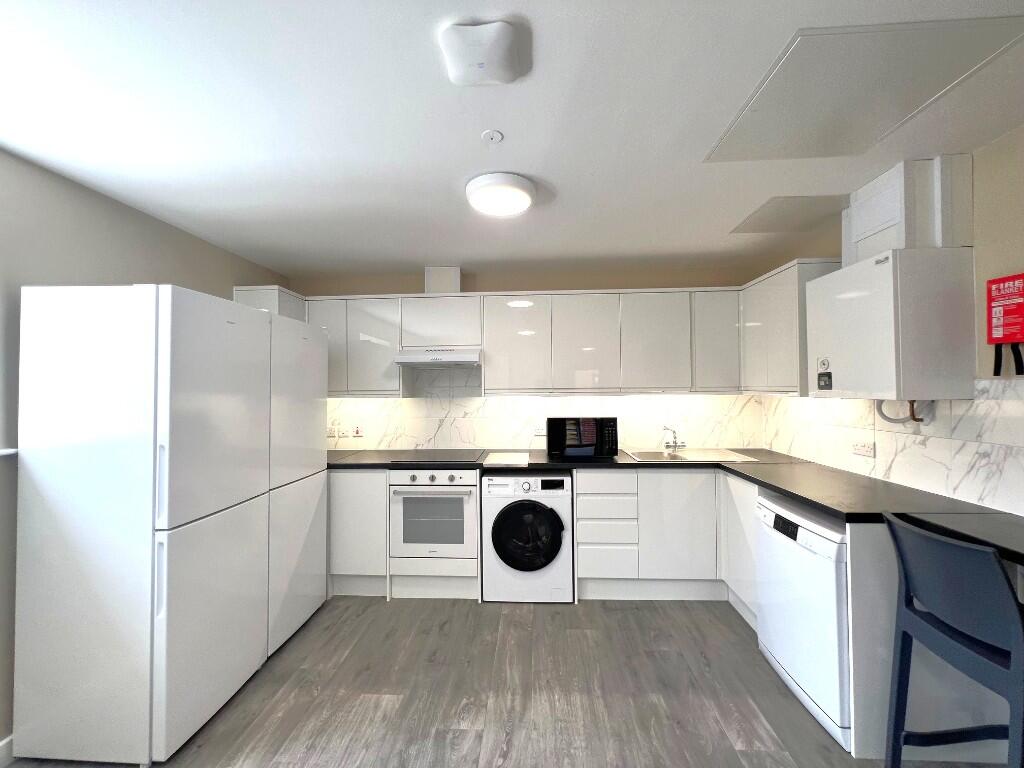 5 bedroom flat for rent