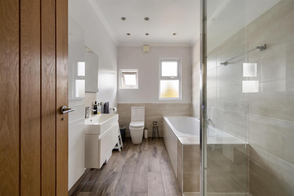 House in Chigwell, Hale End - More