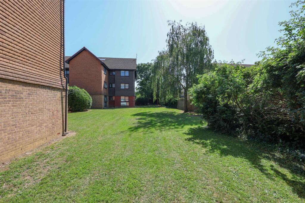 Apartment in Southall - More