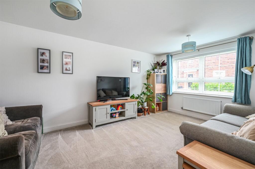 Viney Close, Hook, Hampshire, RG27 - View 4