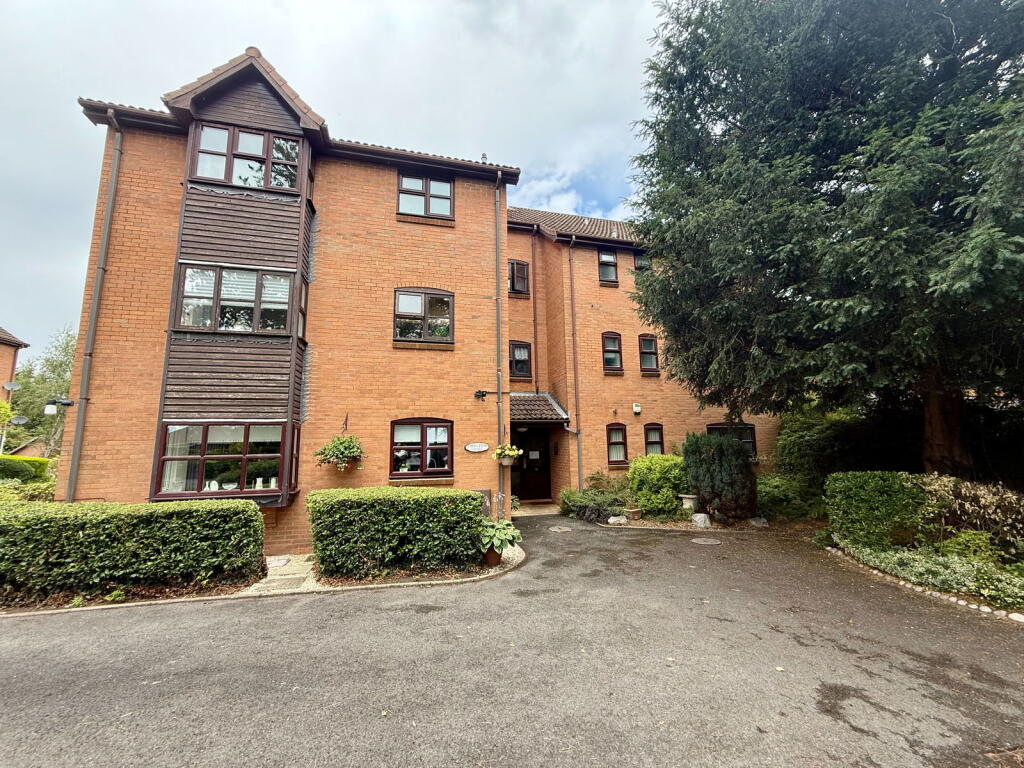 2-bed flat on Grosvenor Court, Redlake Road, Pedmore, Stourbridge, DY9 0RY, £110,000