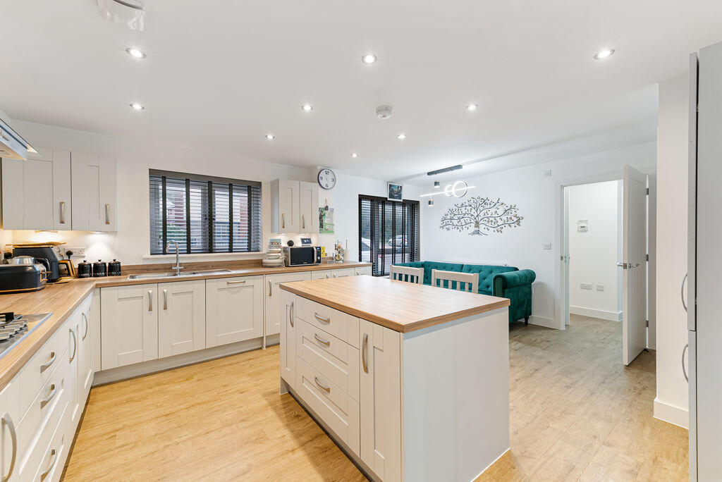 Woodside Avenue, Hutton - IMMACULATE, EXTENDED HOME photo 2