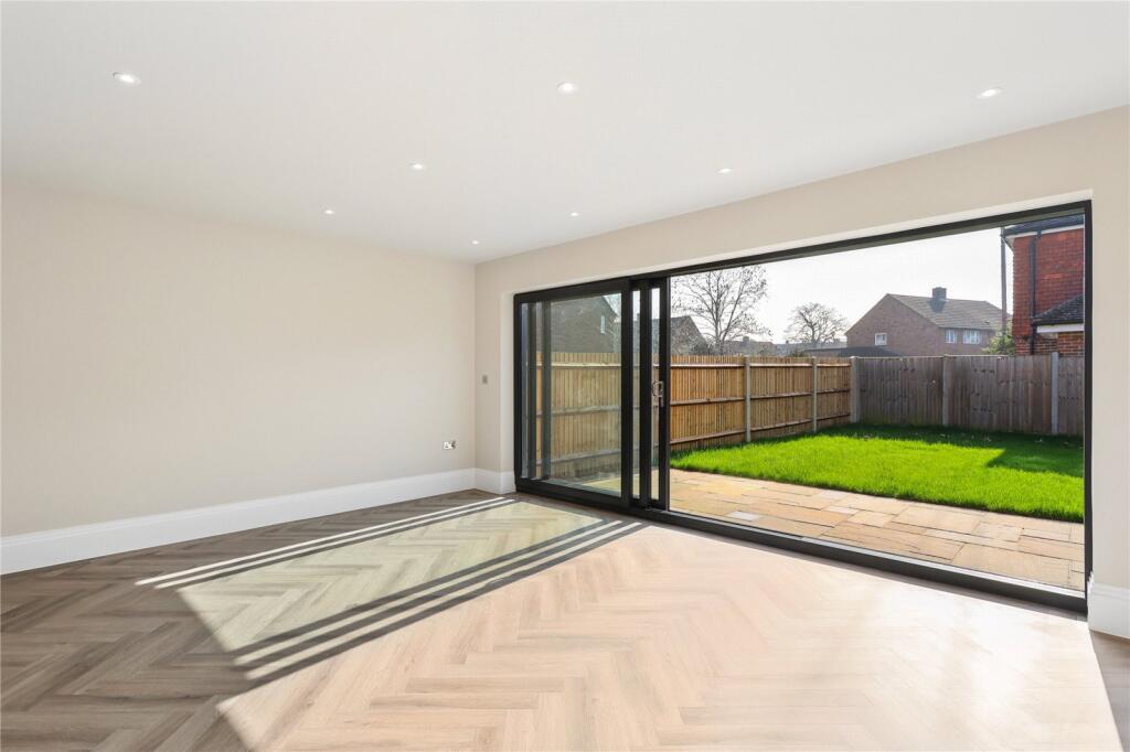 Old Esher Road, Hersham, KT12 – pohled 3